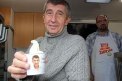 Andrej Babiš rozdává zmrzlinu