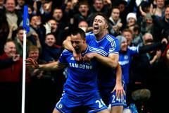 Terry a Cahill z Chelsea se radují po brance do sítě Southamptonu