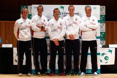 Tenisté Ivo Minář, Lukáš Rosol, Radek Šťěpánek, Tomáš Berdych a kapitán Jaroslav Navrátil během oficiálního losování semifinálových utkání Davis Cupu 2012.
