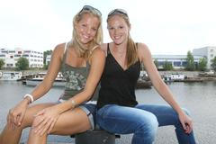 Plážové volejbalistky Kristýna Kolocová a Markéta Sluková pózují před Vltavou po návštěvě redakce Aktuálně.cz po OH 2012 v Londýně.