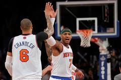 Carmelo Anthony a Tyson Chandler z New Yorku Knicks v zámořské NBA