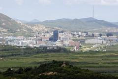 Fotogalerie: Pohledy z korejského Kesongu. Zde spolu pracují lidé, jejichž země jsou ve válečném stavu.