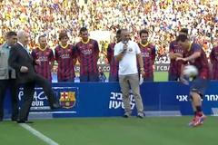 Video: Šimon Peres trefil při slavnostním výkopu Lionela Messiho do choulostivých partií