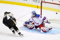 Jussi Jokinen z Pittsburghu překonává brankáře New Yorku Rangers Lundqvista