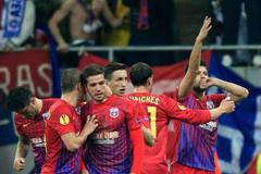 Evropská liga, Steaua - Chelsea: Raul Rusescu (vpravo) slaví proměněnou penaltu