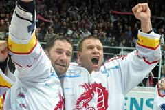 Radek Bonk a Václav Varaďa slaví titul Třince
