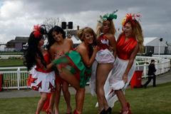 Hambaté fanynky na Velké národní v Liverpoolu