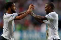 Tottenham Hotspur (Defoe a Lennon) se radují z branky