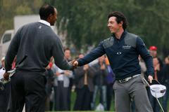 VIDEO McIlroy a Woods si to rozdali v trefování sklenic