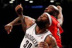 Reggie Evans a Quincy Acy v utkání NBA