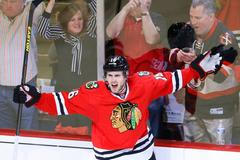 Marcus Kruger z Chicaga slaví gól