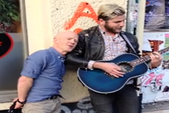 Jimmy Somerville a pouliční zpěvák