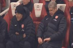 Největším nepřítelem kouče Arséne Wengera se stává zip u jeho bundy.