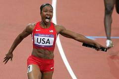 Americká sprinterka Carmelita Jeterová dobíhá štafetu na 4x400 metrů ve světovém rekordu na OH 2012 v Londýně.