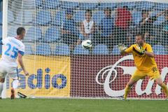 Fotbalový brankář David Bičík ze Slovanu Liberec se snaží chytit střelu pod dohledem Jiřího Fleišmana v utkání Evropské ligy s Dněprem Dněpropetrovsk.