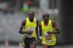 Nevidomí běžci bratři Karanjové z Keni