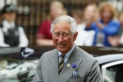 charles přijíždí do porodnice