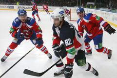 Hokejisté Lva Praha Jiří Novotný a Nathan Oystrick dohánějí Michala Vondrku v utkání KHL 2012/13 proti Slovanu Bratislava.