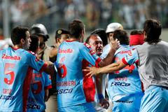 Bitka fotbalistů Arsenalu s policií v utkání s Minerem