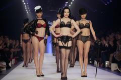 Dita von Teese představila na přehlídce novou kolekci sexy prádla