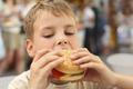 Chlapec jí hamburger