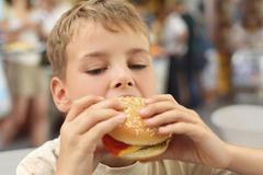 Chlapec jí hamburger