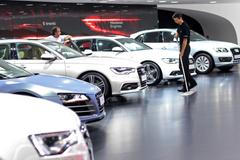 Úklid před otevřením autoshow ve Frankfurtu