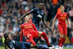 Aspas a Carrick v utkání Liverpool - Manchester United