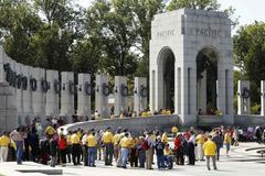 Veteráni u amerického památníku druhé světové války