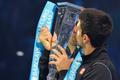 FOTO Djokovič potřetí líbal trofej z Turnaje mistrů