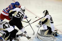 Tomáš Vokoun zasahuje