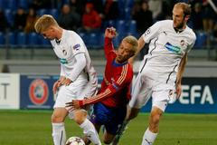 LM, CSKA Moskva - Plzeň: Keisuke Honda - Václav Procházka (vlevo) a Roman Hubník