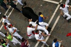 Pamplona - býk nabíral běžce na rohy