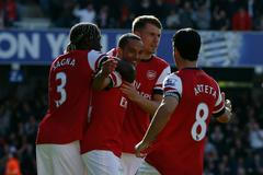Arsenal oslavuje gól Thea Walcotta