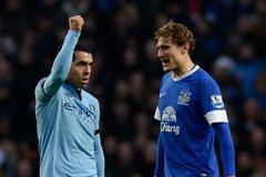 Carlos Tévez se raduje v utkání Manchester City - Everton, přihlíží Nikica Jelavič