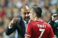 Franck Ribéry a Pep Guardiola při Superpoháru Bayern - Chelsea