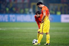 Liga mistrů, AC Milán - Barcelona: zklamaní Lionel Messi (vlevo) a Xavi Hernandez