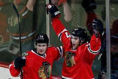 Michael Frolík se raduje z gólu v play off NHL