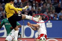 Brutální zákroky ve fotbale (Tim Wiese trefuje Ivicu Oliče)