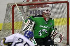 Mladoboleslavský hokejový brankář Vlastimil Lakosil sleduje střelu kladenského Marka Hovorky v přípravném utkání před sezónou 2012/13.