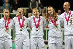 České tenistky slaví vítězství ve Fed Cupu 2012 nad Srbkami.