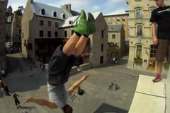 Nový extrémní sport: Strhující pády do trampolíny