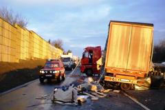 Kamion na D1 smetl v protisměru Touran, dva mrtví