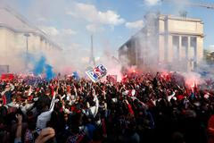 Oslavy v Paříži se zvrhly, Beckham a spol. prchali před fanoušky