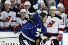 Český obránce Radko Gudas bije Tima Kostopolose