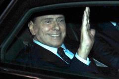 Historický snímek: Silvio Berlusconi po rezignaci opouští premiérskou rezidenci v Římě.