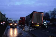 Kamion na D1 smetl v protisměru Touran, dva mrtví