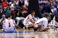 Video: Basketbalista Kevin Ware si zlámal nohu