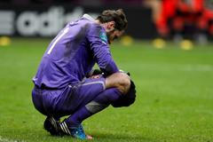 Petr Čech smutní po prohraném utkání Česko - Portugalsko ve čtvrtfinále Eura 2012.
