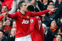 Robin Van Persie slaví gól do sítě Liverpoolu